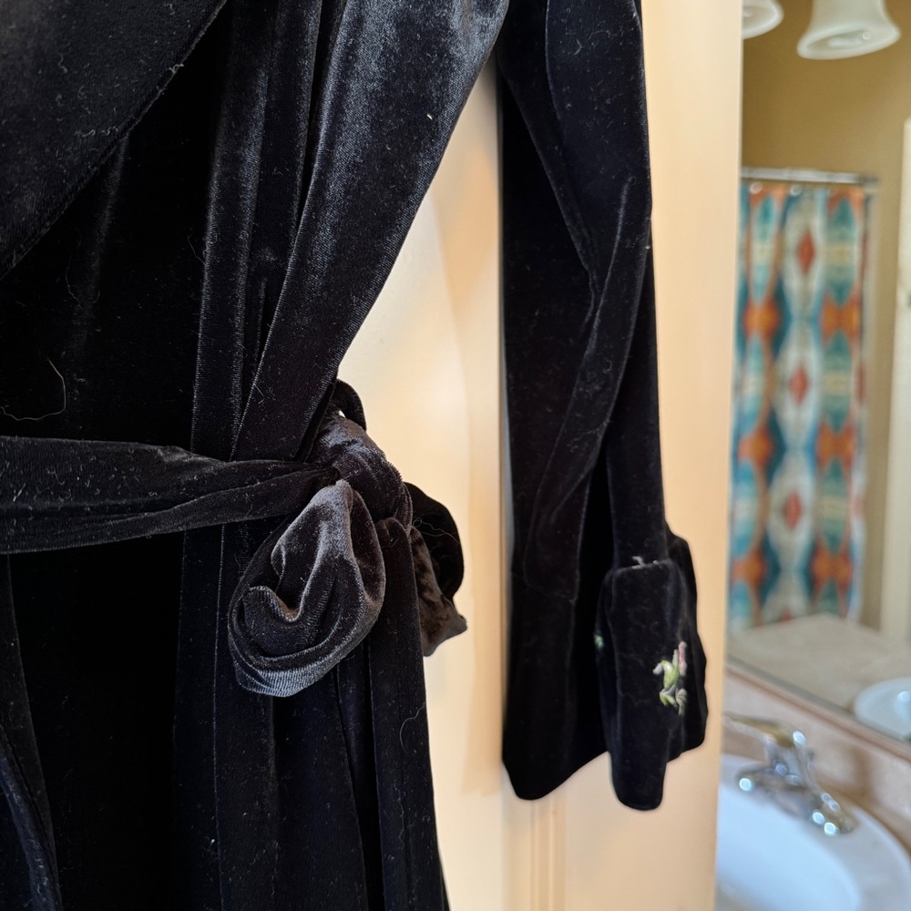 Oscar de la Renta Pink Label S Black Velvet Robe with Floral Embroidery - Picture 2 of 8